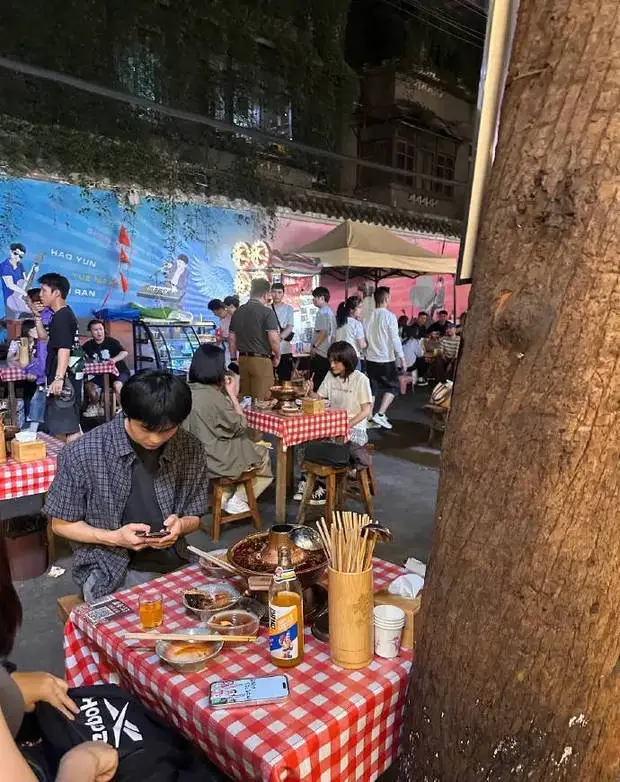 周迅与文淇在火锅店。