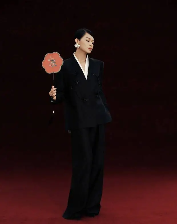 胡杏儿拿着团扇,姿态优雅。