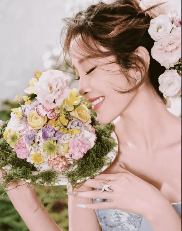 搜狐娱乐讯 12月9日，唐艺昕分享生日写真，温柔浅笑如花绽放。