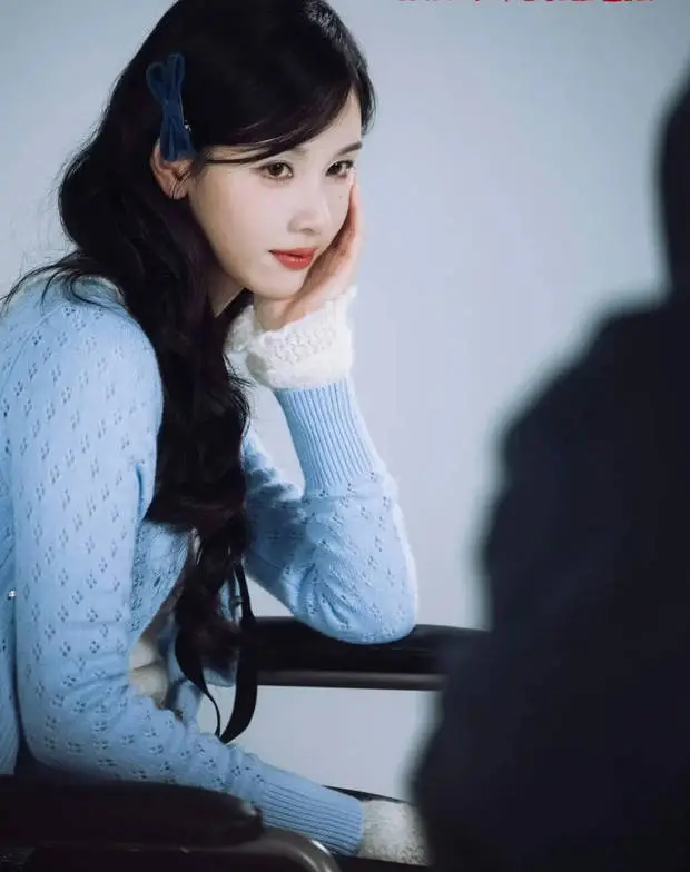 陈都灵侧头托腮，侧颜精致。