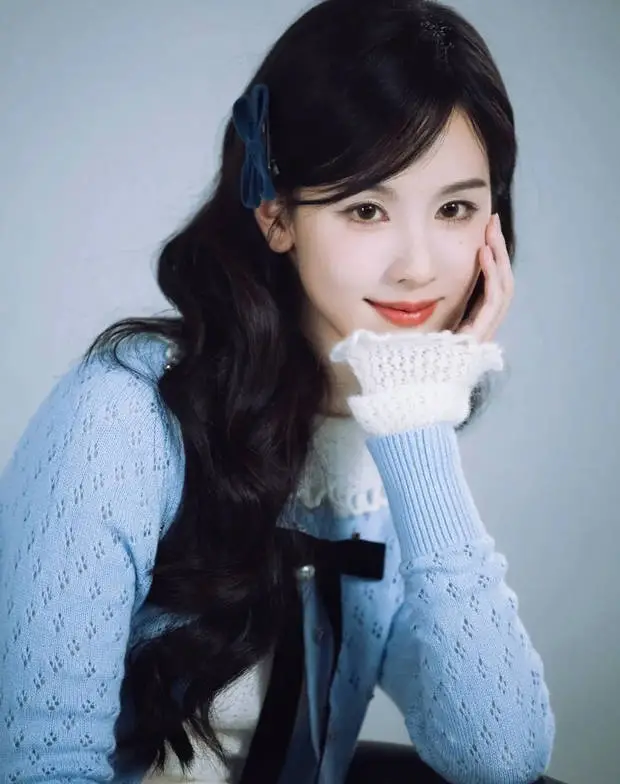 陈都灵托腮浅笑，娇俏可人。