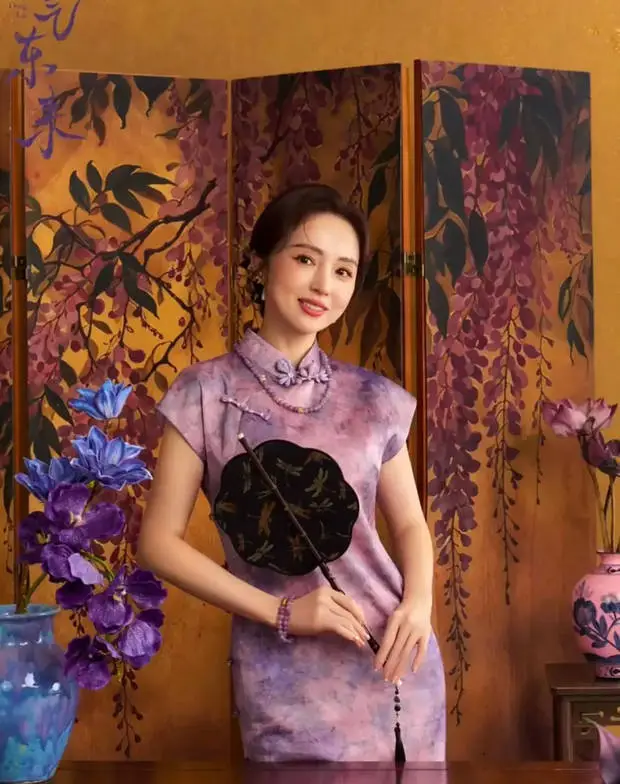 董璇优雅美丽。