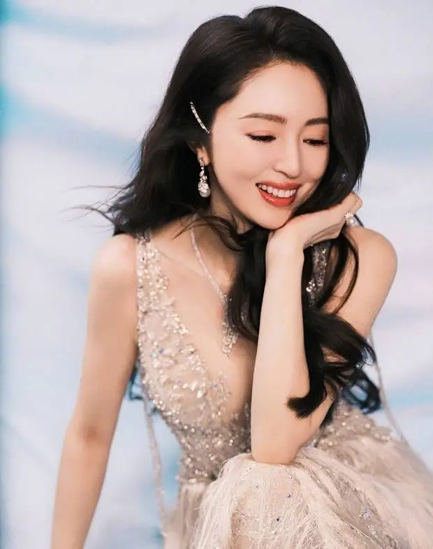 搜狐娱乐讯 近日,董璇的一组美照释出。图中,她穿碎钻礼裙,卷发造型明艳动人。