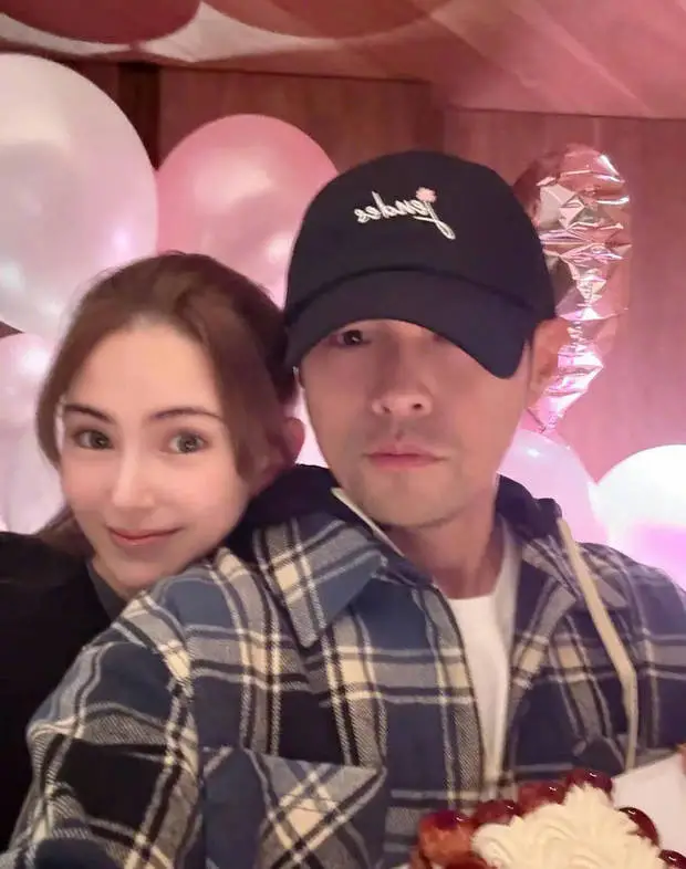 夫妻俩贴贴合影好有爱。