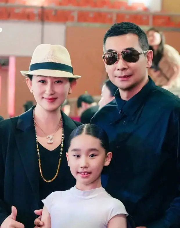 搜狐娱乐讯 近日，赵文卓晒出陪女儿参加拉丁舞比赛的现场照，透露小女儿赵子月拿下 9 岁组冠军。