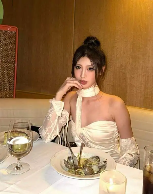 徐朵身材窈窕,散发高冷气质。