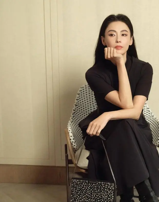 张柏芝坐椅拍大片，黑裙尽显飒爽气场。