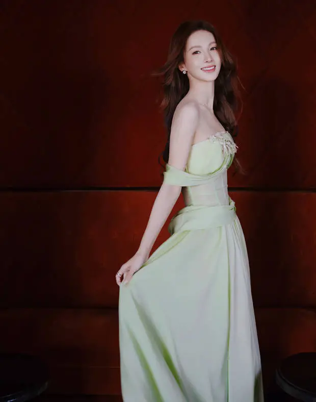 金晨身材窈窕，凹凸有致。