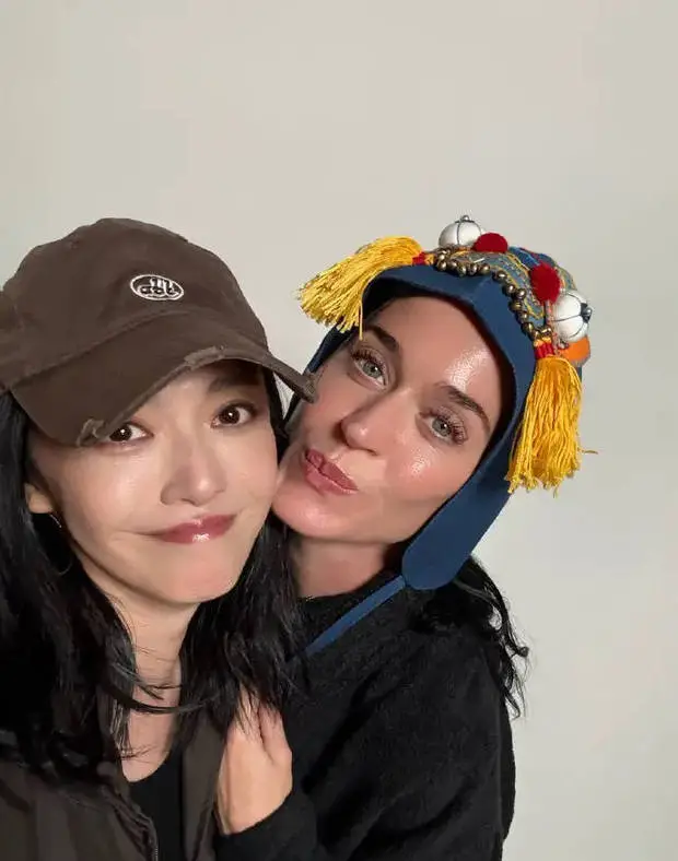 水果姐戴虎头帽，趣味十足。