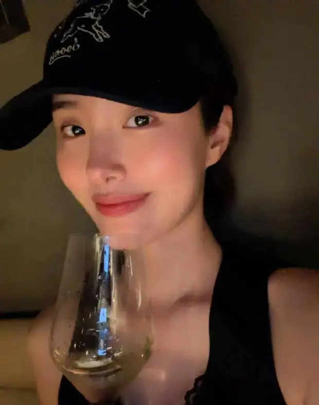 微笑的杨采钰。