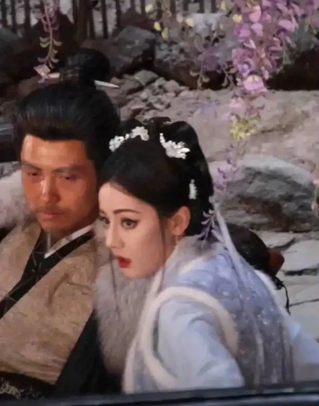 热巴楚楚动人。