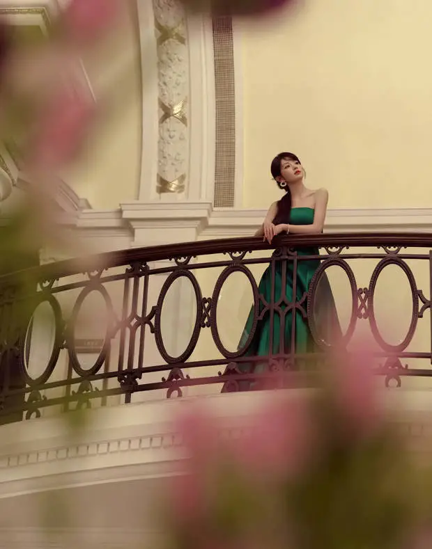 田曦薇手臂纤细。