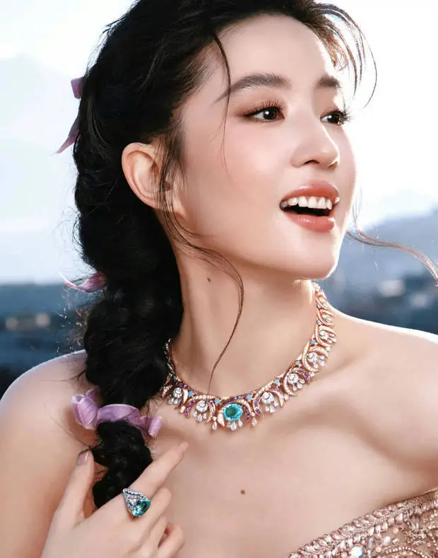 刘亦菲五官精致立体。