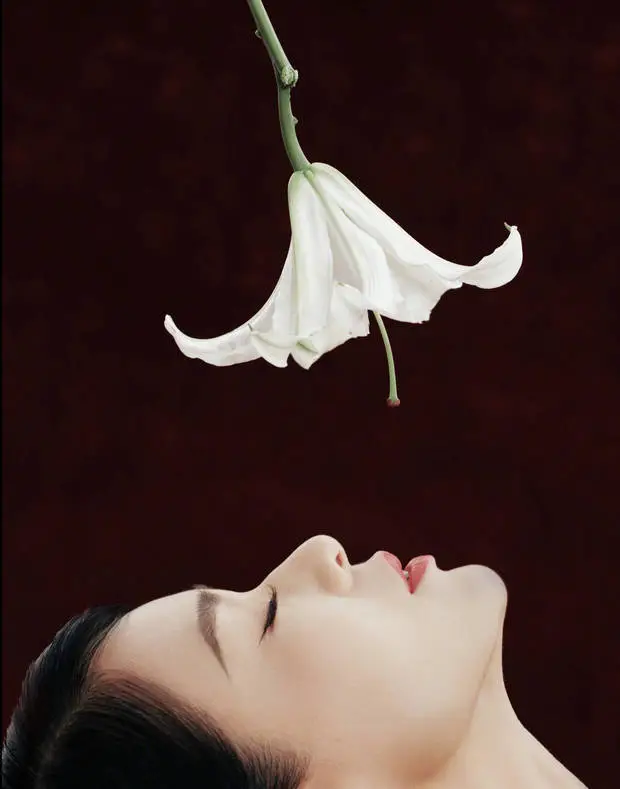 胡杏儿侧颜优越,气质温婉。