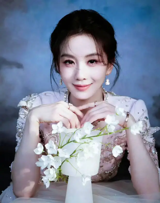 搜狐娱乐讯 12月1日,刘诗诗一组美照释出,身穿粉色中式长裙的她化身花仙子,盘发造型大气又优雅。