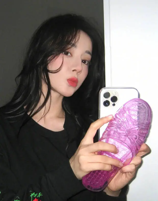 迪丽热巴嘟嘴卖萌,可爱养眼。