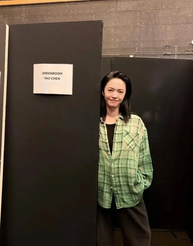 姚晨穿绿格衫现身，笑容超甜。