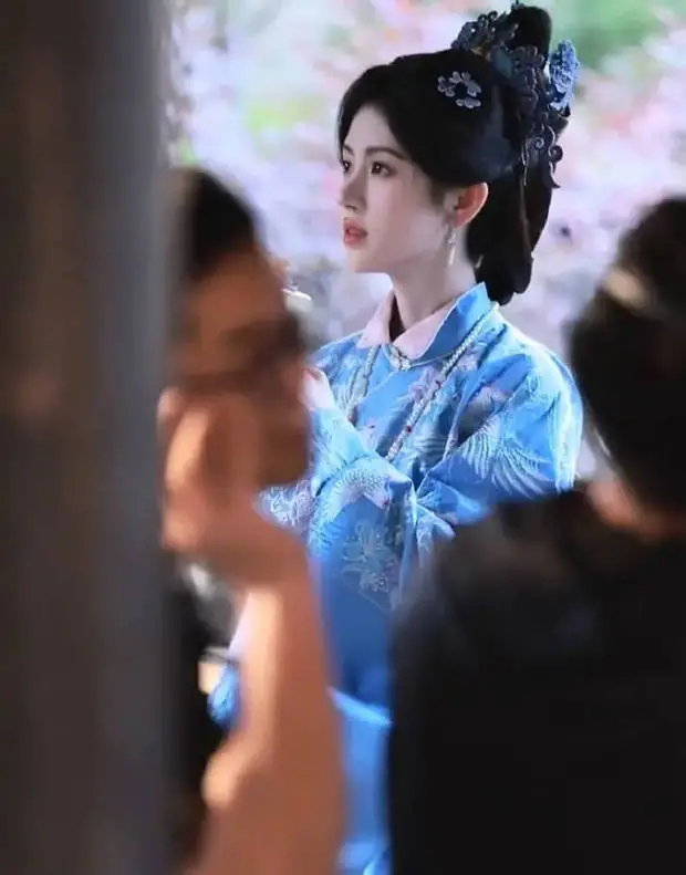 鞠婧祎容颜精致。