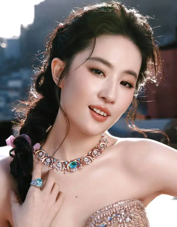 刘亦菲下颌线超绝。