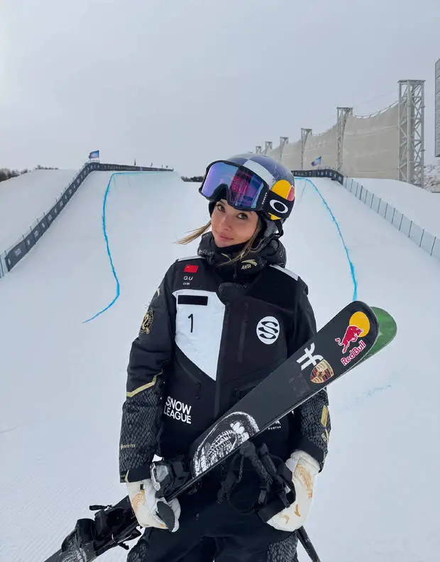 谷爱凌晒滑雪照，状态自信大方，魅力十足。