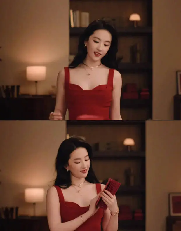 刘亦菲低头浅笑。