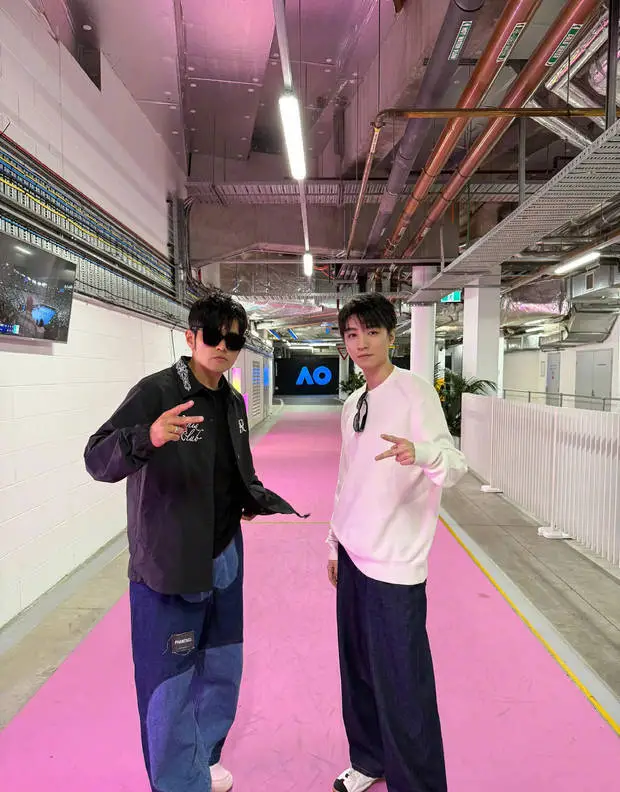 此前，王俊凯晒出与偶像周杰伦的合照，并配文：&ldquo;分享一下。&rdquo;