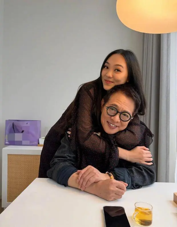 Jane从背后抱住爸爸,父女俩互动有爱,感情超好。