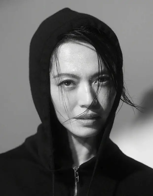 姚晨黑白写真酷飒，气场拉满。