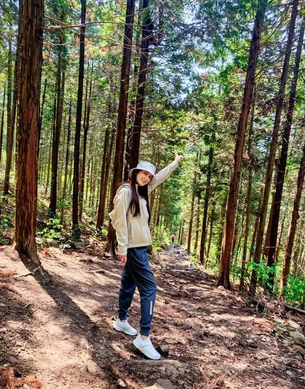 黄圣依带小儿子挖竹笋。