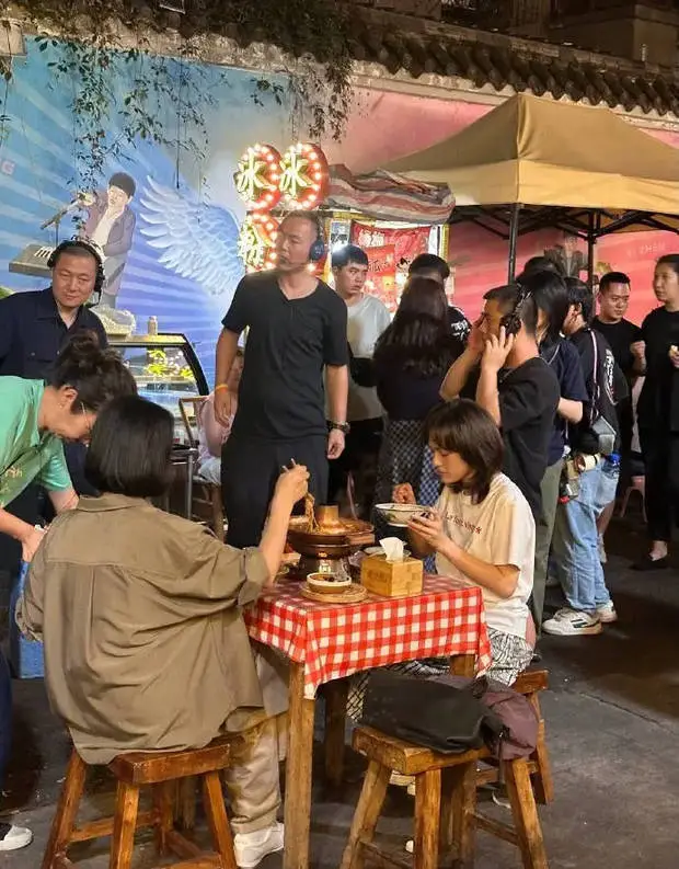 周迅与文淇相对而坐。