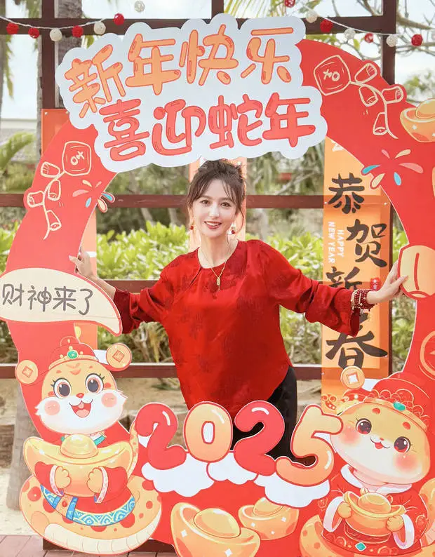 佟丽娅很有国泰民安的气质。