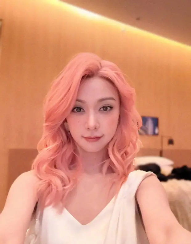 薛凯琪粉色卷发甜美可爱 对镜自拍十分养眼封面图