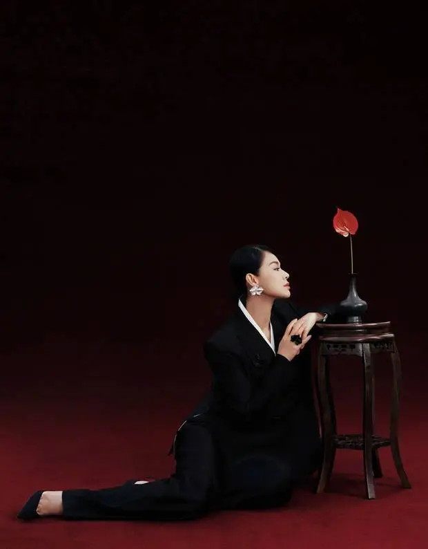 胡杏儿姿势慵懒。