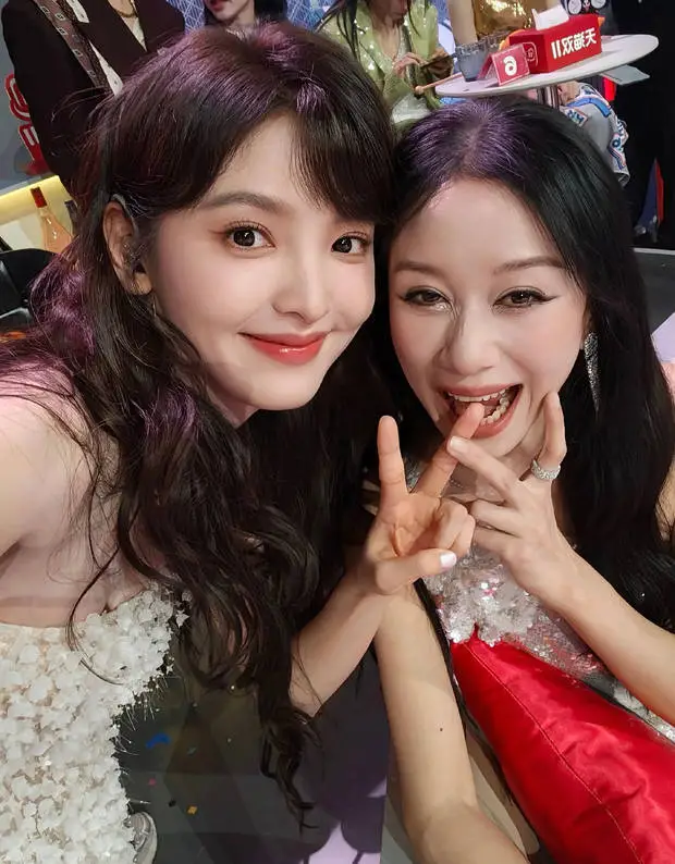 倪虹洁和章若楠贴贴，画面好养眼。