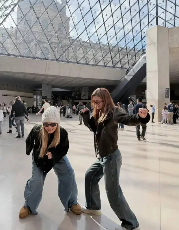 阿Sa容祖儿表情搞怪。