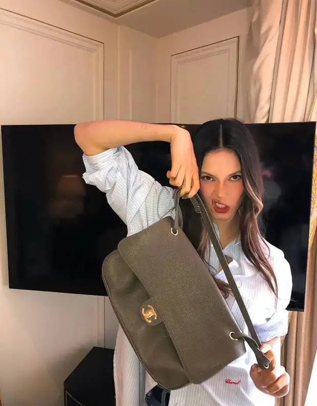 谷爱凌的表情俏皮搞怪，十分自由随性。