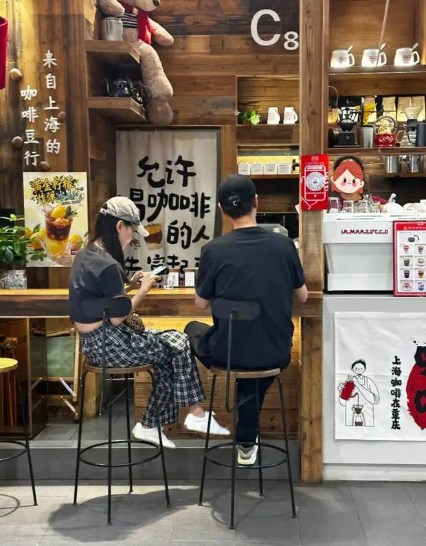 搜狐娱乐讯 搜狐娱乐讯 近日，有网友在咖啡店偶遇任重孙骁骁，夫妻俩坐吧台跟老板热聊，形影不离感情很好。 