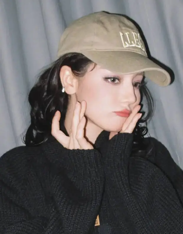 搜狐娱乐讯 5月13日，迪丽热巴晒出一组自己的美照，并配文称：&ldquo;heiyo~&rdquo;照片中的热巴托腮卖萌，嘟嘴模样可爱又少女。