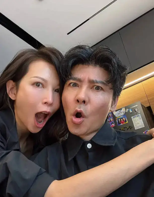 蔡少芬与张晋搞怪互动。