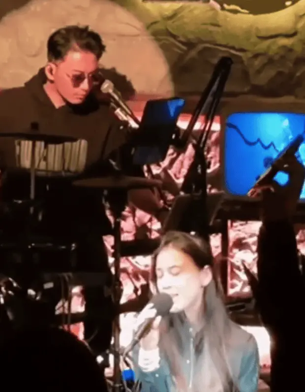 黄圣依不施粉黛的样子依旧很美。