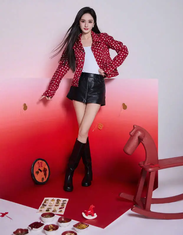 杨幂秀纤细大长腿，超吸睛！