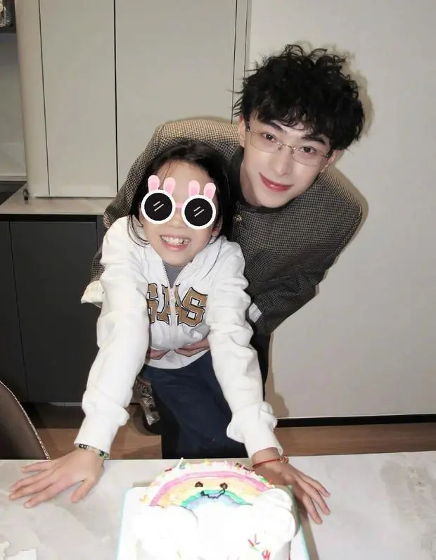 恩利抱着妹妹。