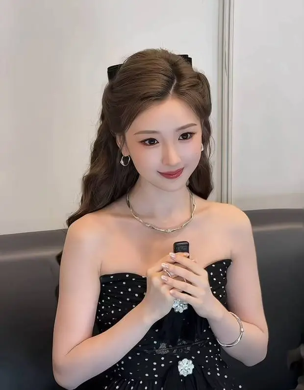 搜狐娱乐讯 近日，毛晓彤一组活动图曝光。她穿波点抹胸裙，配黑色蝴蝶结，尽显甜美灵动。