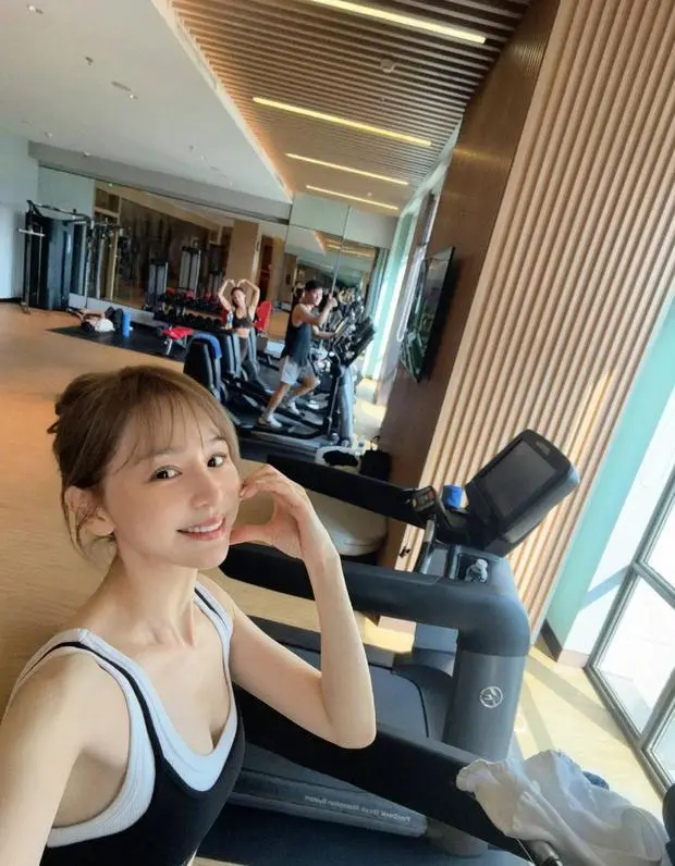 王心凌脸颊比心，绽放灿烂笑容秒变可爱甜妹，不愧是&ldquo;甜心教主&rdquo;！