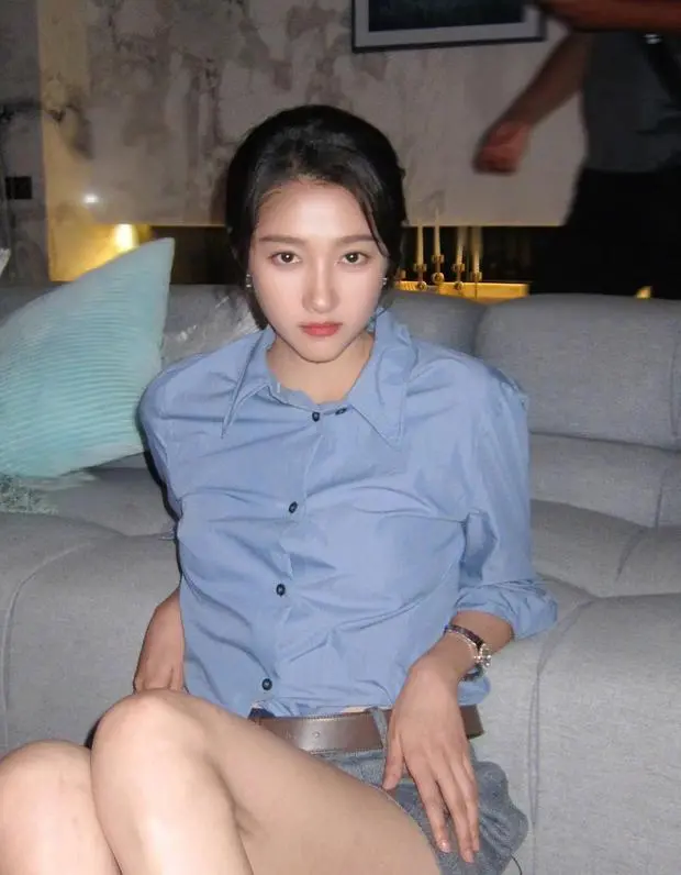 关晓彤大方秀美腿。