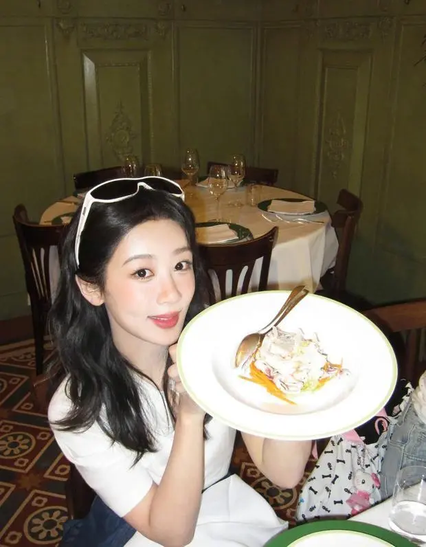杨紫手举美食拍照，元气满满。