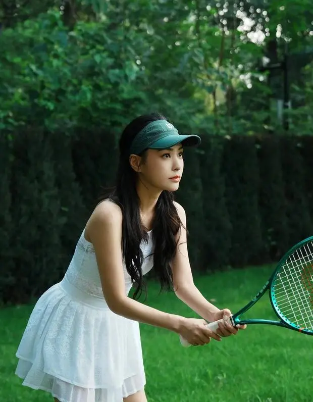 阿娇化身网球少女，元气满满。