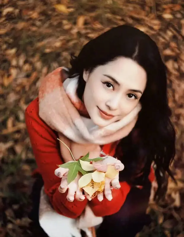 搜狐娱乐讯 6日，钟欣潼（阿娇）在社交平台上更新一组秋日氛围感美照，她双手捧着泛黄的落叶拍照，面露温柔甜笑，十分养眼！