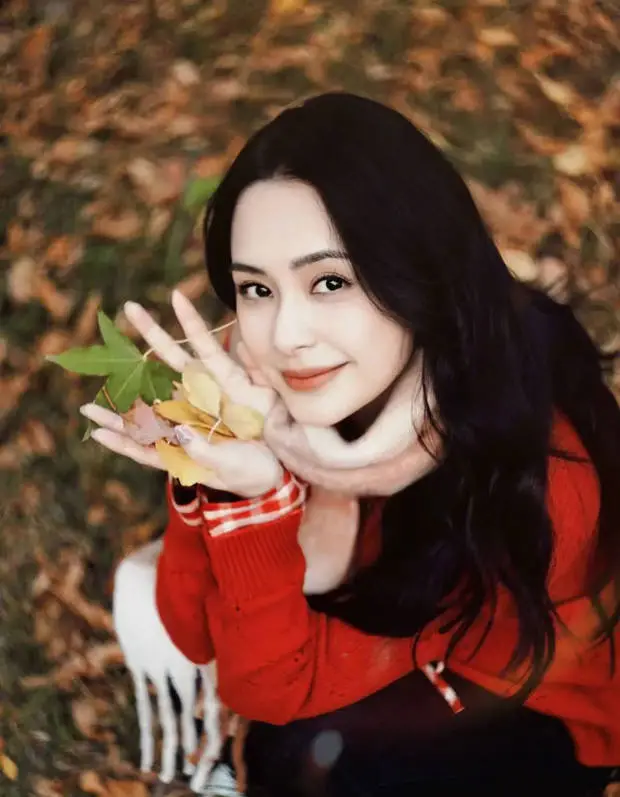 阿娇笑靥如花，美貌吸睛！