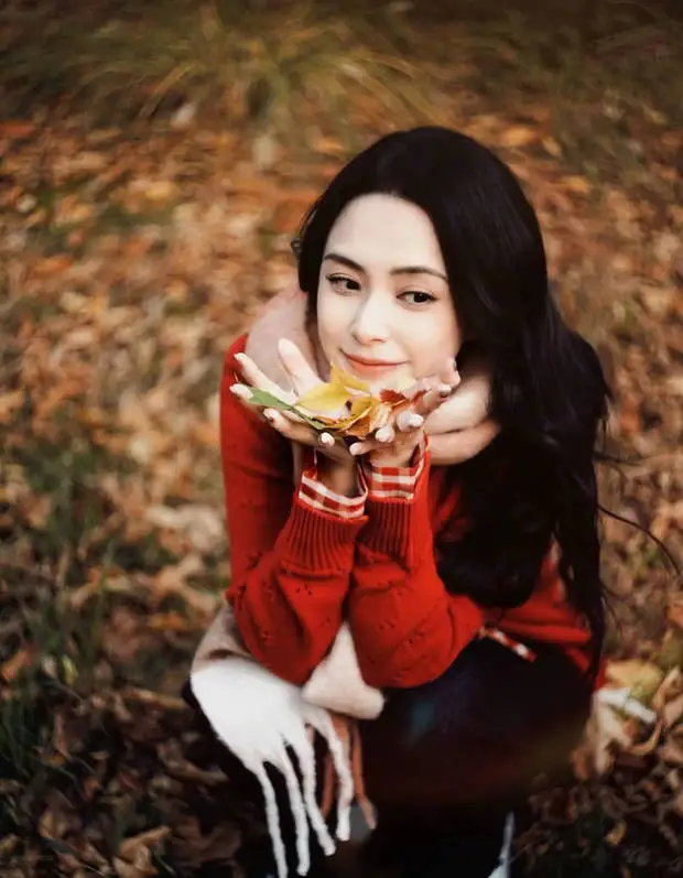 阿娇面露可爱笑容，少女感十足。